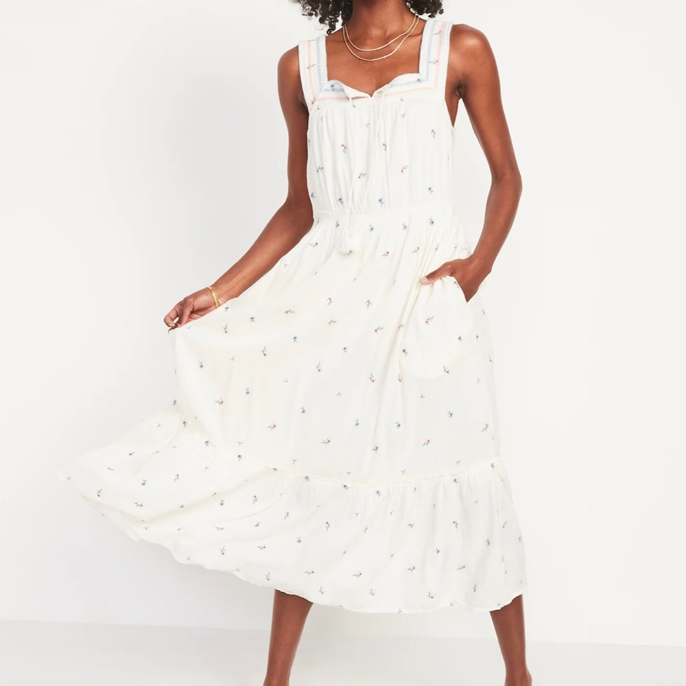 Sleeveless Waist-defined embroidered Maxi Dress